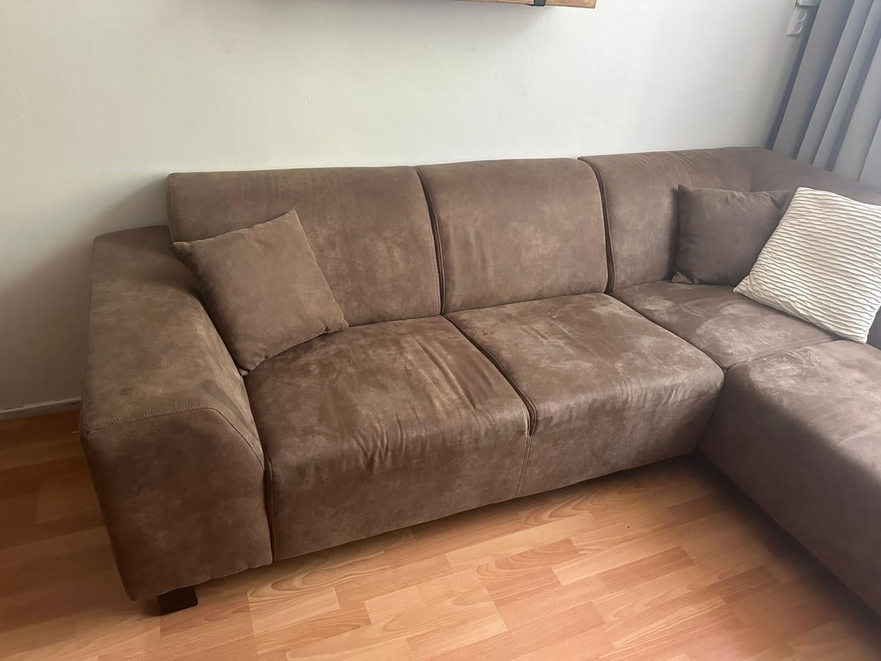 Ruime hoekbank te koop-170 euro.