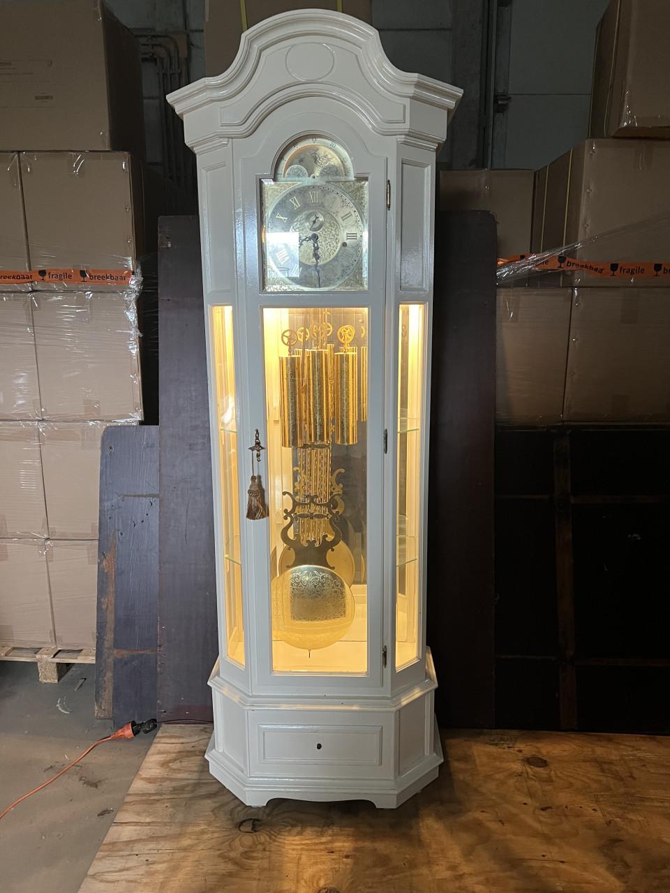Staande klok met vitrine