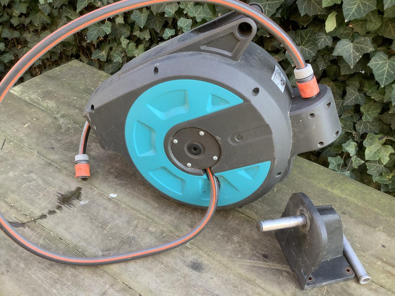 Wandskangbox Slanghaspel Gardena/Husqvarna met 15 meter slang.