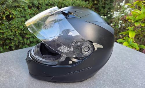 Gereserveerd  Matte, zwarte integraalhelm van het merk Shark.
