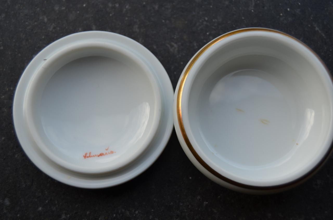 Porseleinen dekseldoosje in prima staat gemerkt