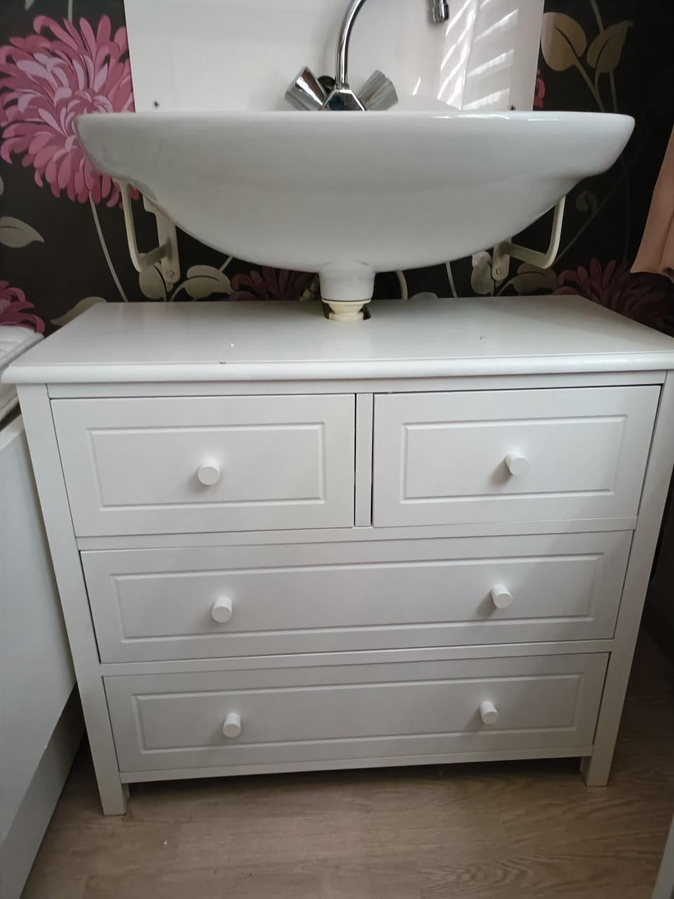 2 stoelen en een wastafel onderkast