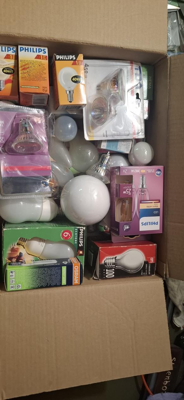 Doos vol met lampen