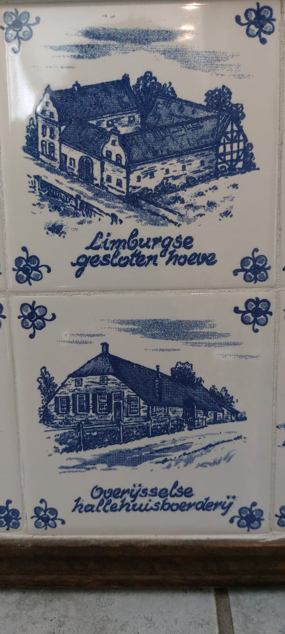 Lijstje met zes tegels van boerderijen