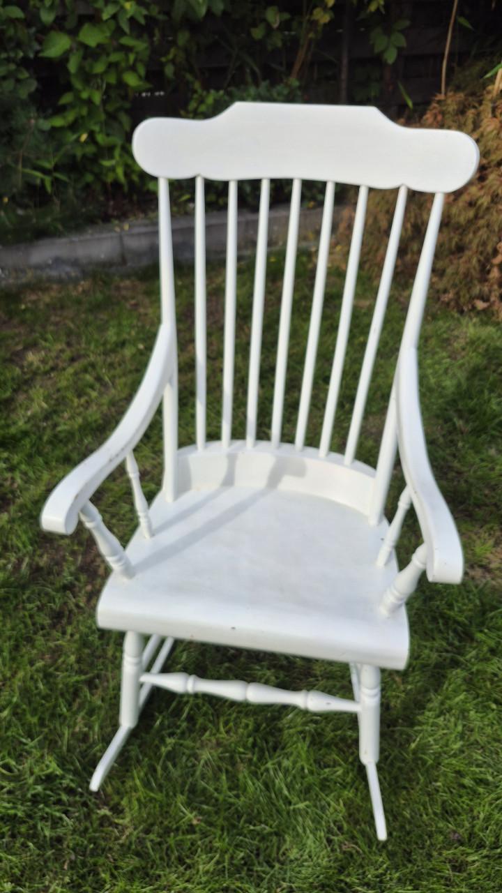 Witte houten schommelstoel