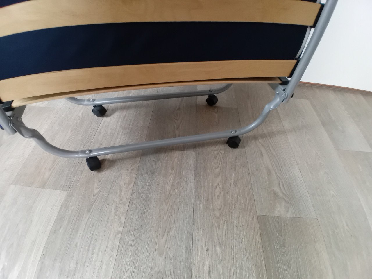 Een stretcher bed op een uitklapbaar frame