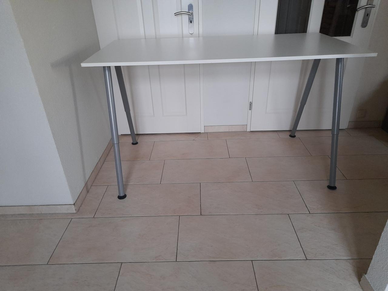 Mooi wit bureau 80 x 160 (in hoogte verstelbaar van 60/90) In nette staat!