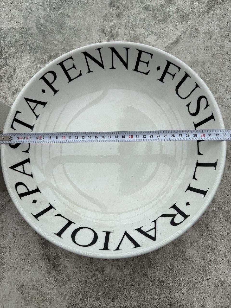 Prachtige schaal. Geen beschadigingen. Voor bv Pasta salade. 33 cm.