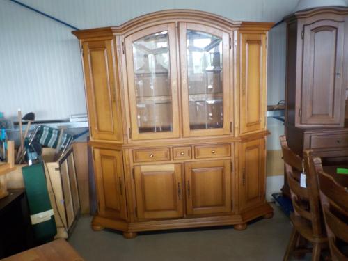 Massief blank eiken wandmeubel in zeer goede staat zeer mooie kwaliteit