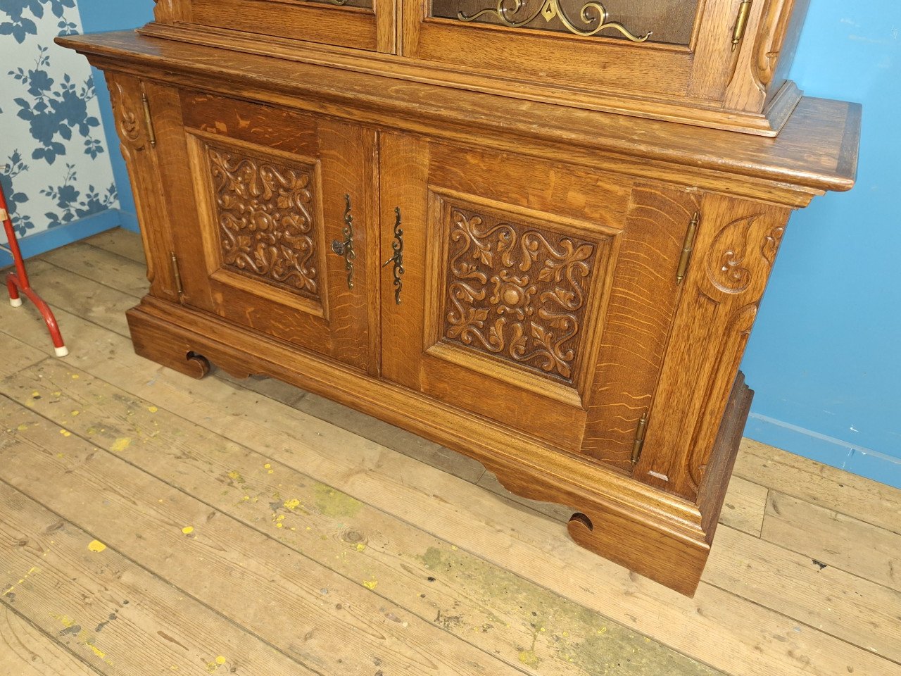 Unieke Houten Kast – Sierlijk, Stevig en Vol Karakter!