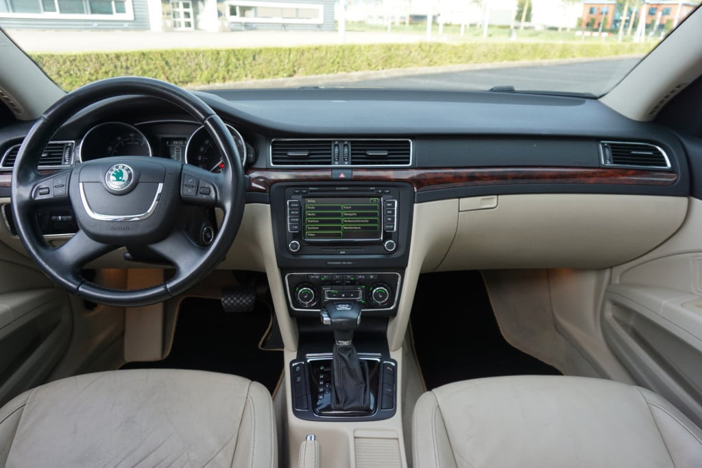 Skoda Superb combi 3.6 fsi elegance 4x4 business line automaat - climate / 