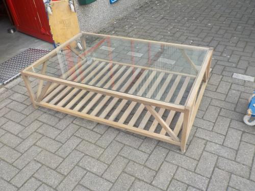 Mooie kwaliteit salontafel in zeer goede staat met glazen blad KOOPJE