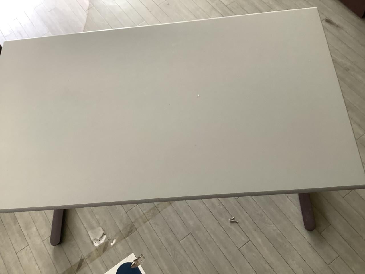 Nette bureautafel van 138x79cm. En Bureaustoel