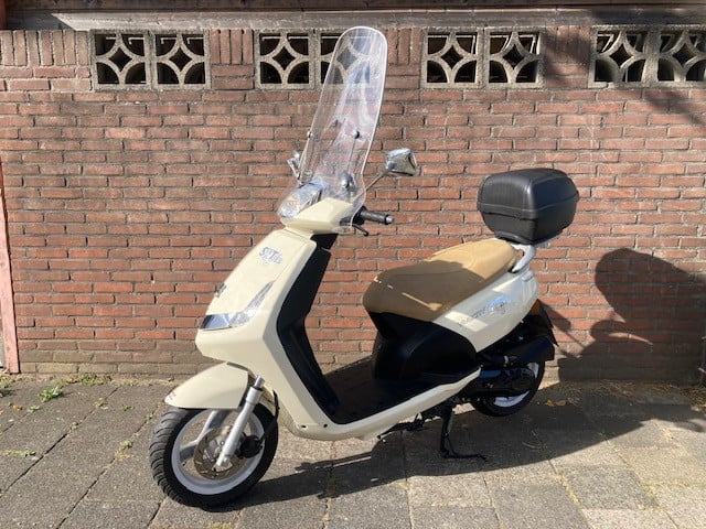 ZEER MOOIE PEUGEOT NEW VIVACITY SIXTIES EDITION 1E EIGENAAR !