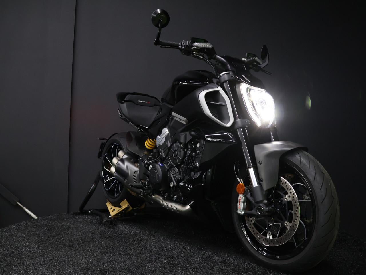 DIAVEL V4 | Carbon + Accessoires (T.w.v. €2680.-)