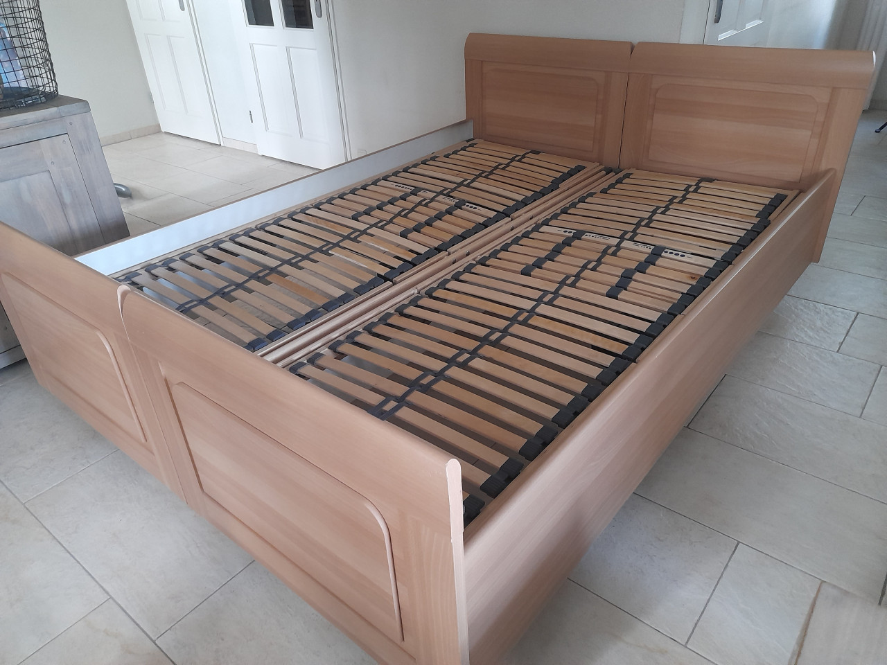 Elektrisch verstelbaar 2 persoons bed (verrijdbaar) in goede nette staat)
