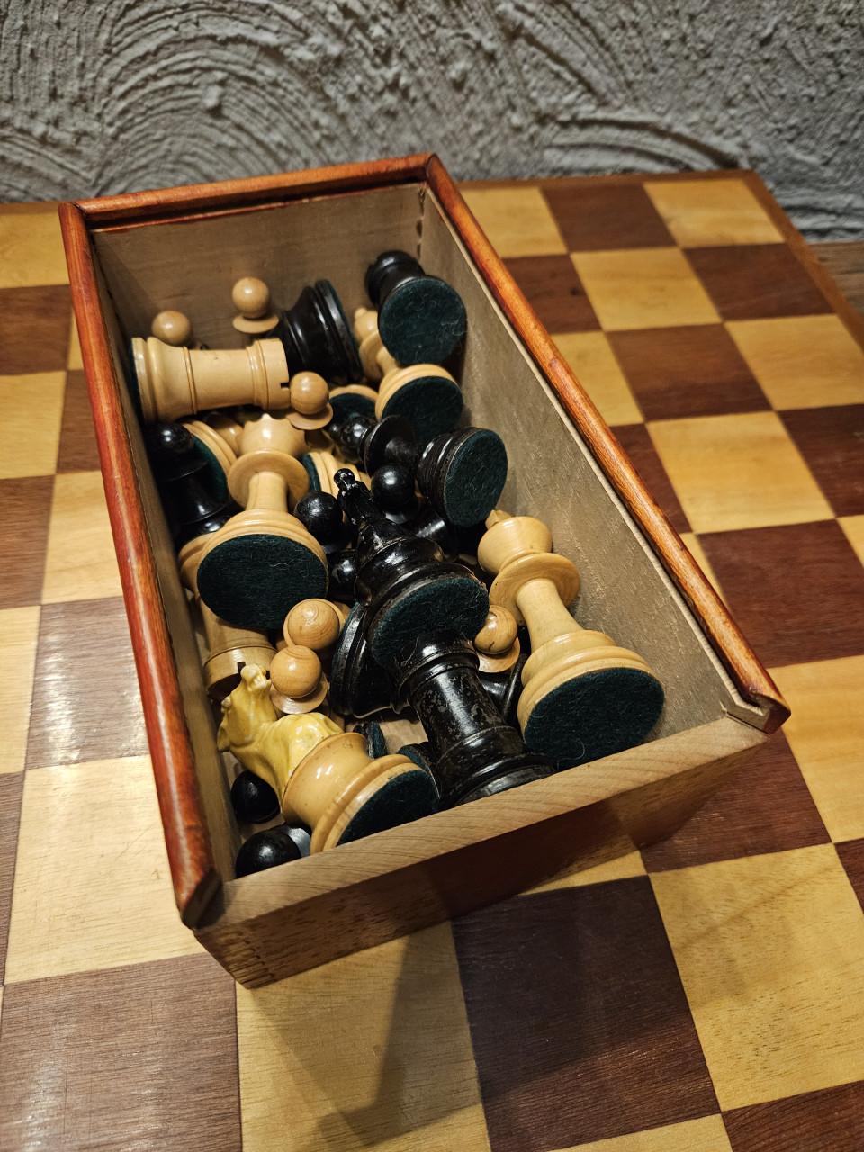 Prachtig groot houten schaakspel met houten opbergdoos