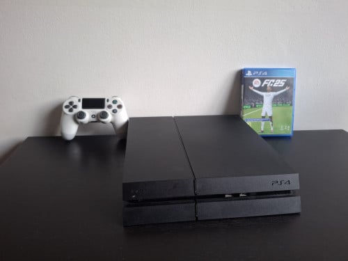 Playstation 4 + controller + EA FC 25