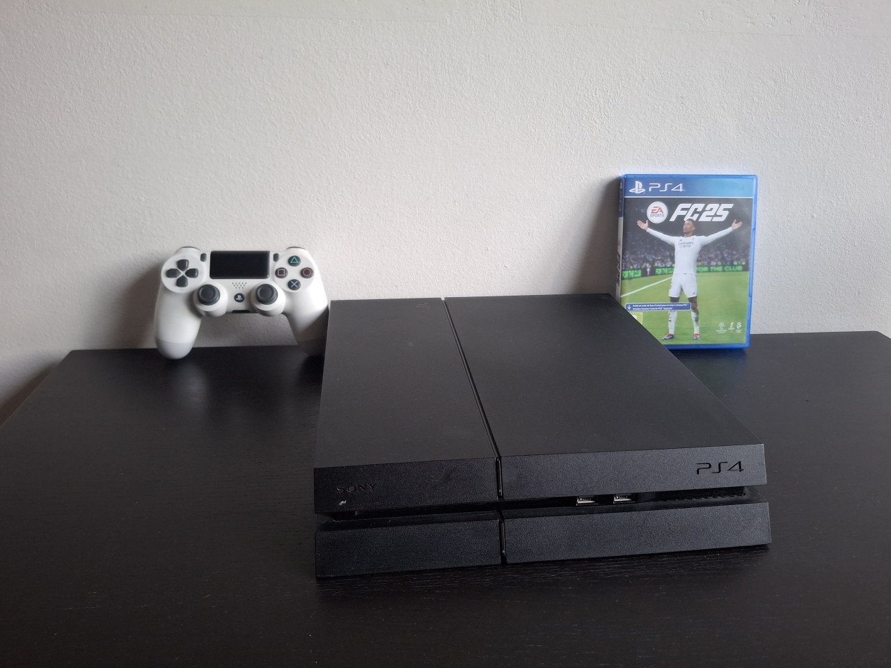 Playstation 4 + controller + EA FC 25