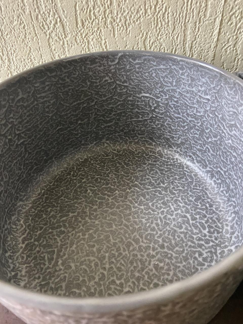 Collectie grijs gewolkte emaille pannen / vintage keukengoed.