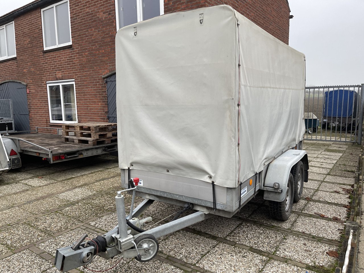 AANHANGWAGEN MET HUIF 2 TON OP KENTEKEN