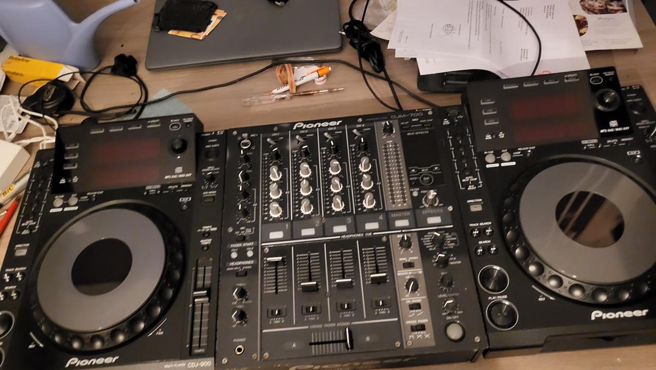 Pioneer dj set 2 x  cdj 900 en djm 700 mixer