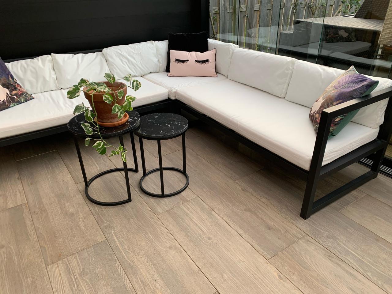 Alminium zwart loungeset, met kussens en tafeltjes.