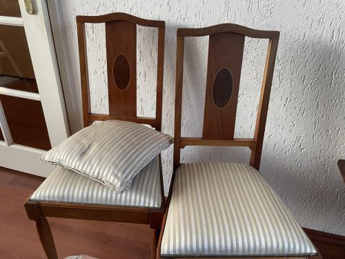 2 antieke stoelen met hout inleg in rugleuning
