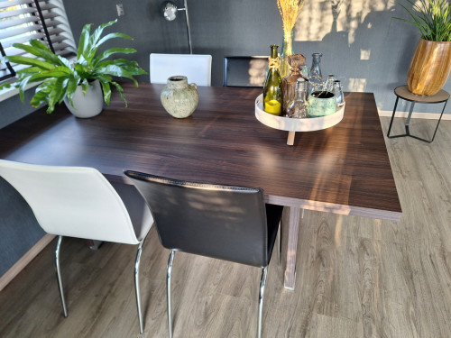 Te koop: eettafel met 4 stoelen