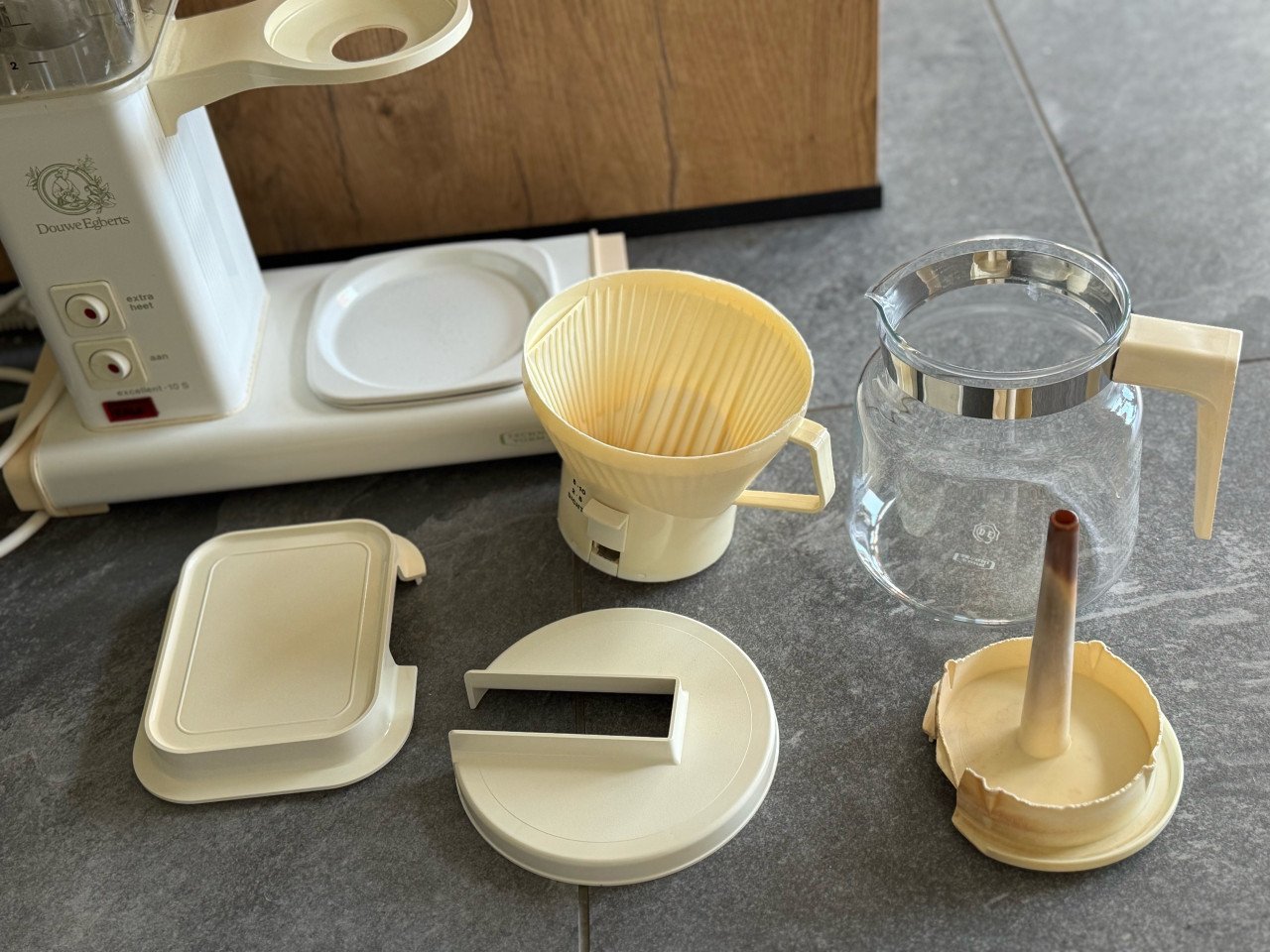Goedwerkende Douwe Egberts Technivorm Moccamaster 741A wit.