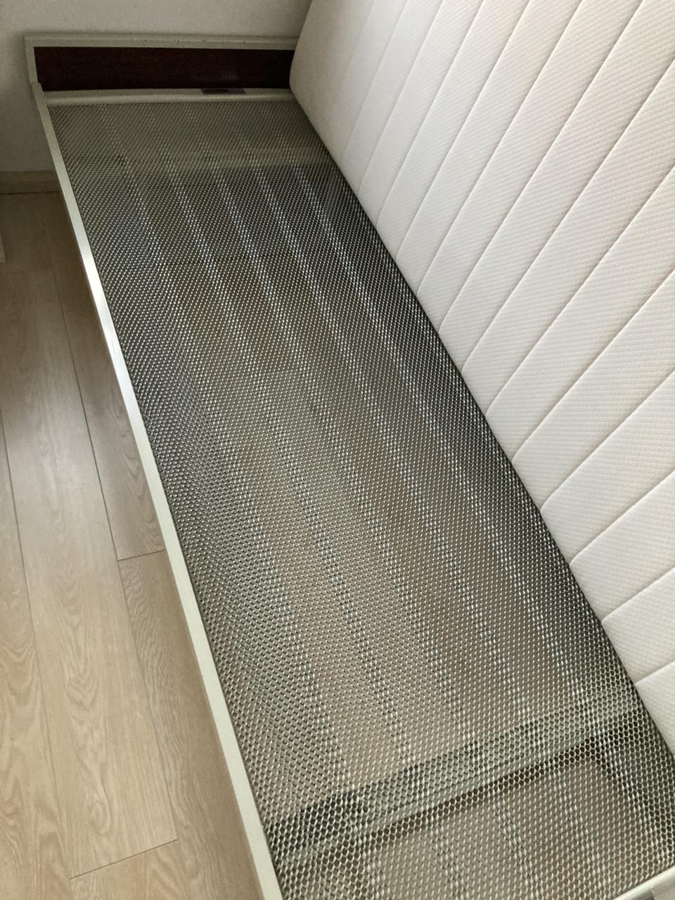 Lichtgewicht (logeer)bed met nieuw matras