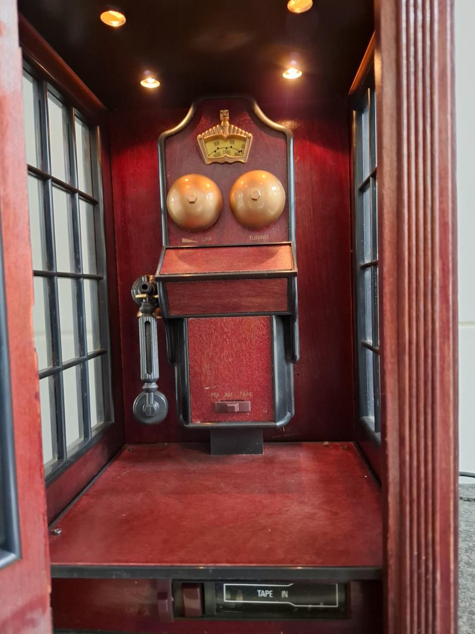 Zeer apart: radio in de vorm een oude telefooncel