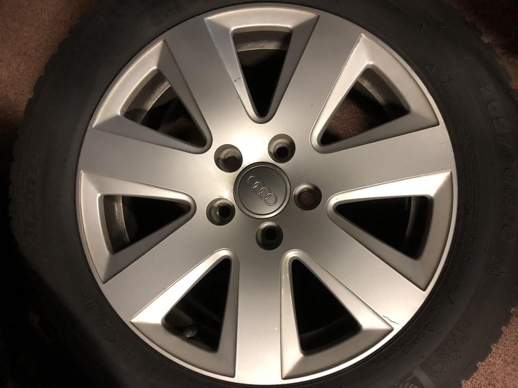 Set van 4 prima winterbanden op originele Audi velgen