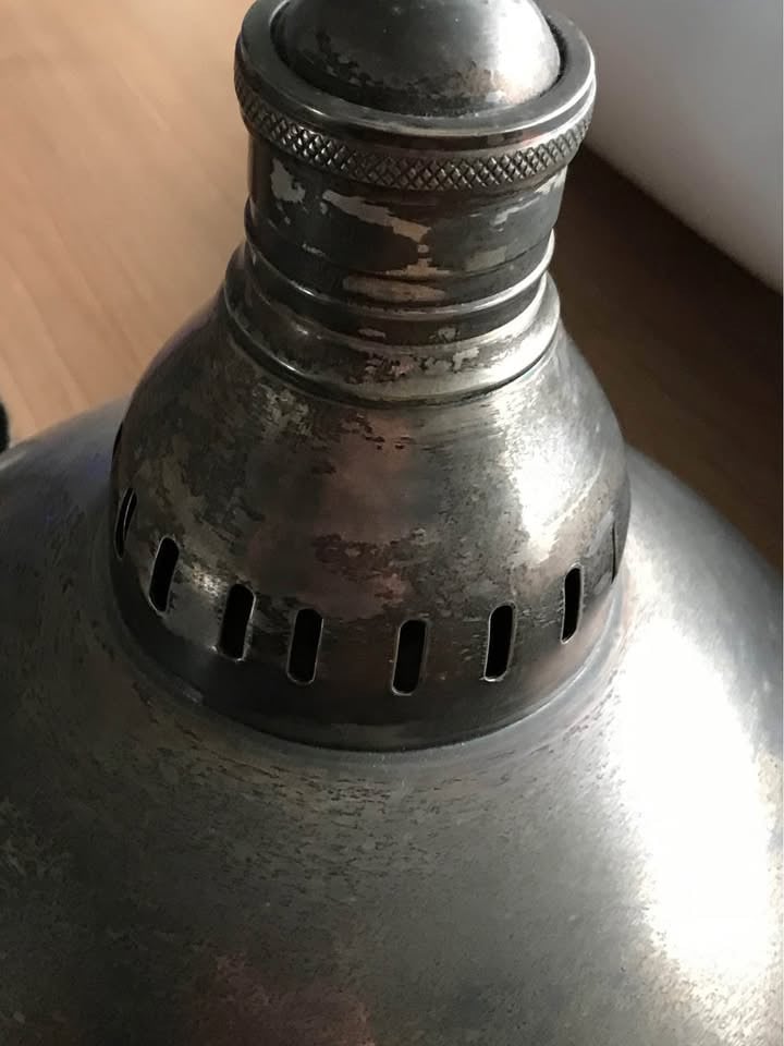 2 metalen hanglampen; stijl: industrieel