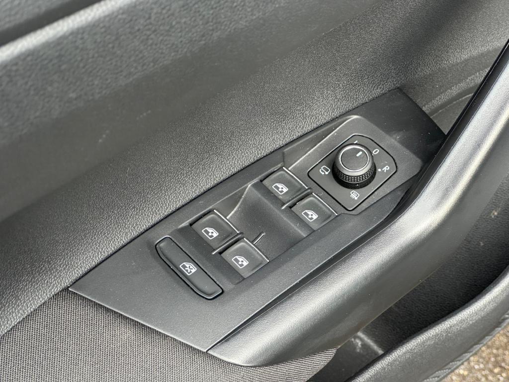 Volkswagen Taigo 1.5 tsi 150pk dsg r-line | trekhaak | iq light | camera | 