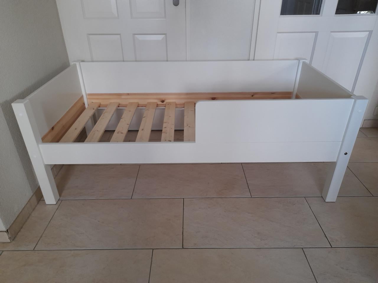 Peuter bed met matras (in goede nette staat )  150 x 70