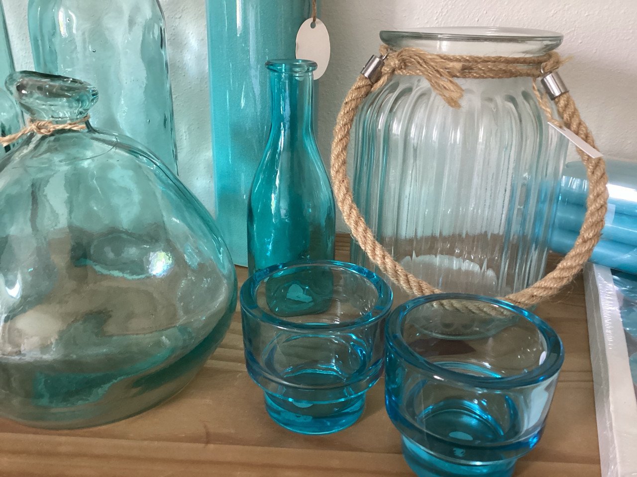 Vrolijke blauwe decoratie. Vazen, kaarsen…