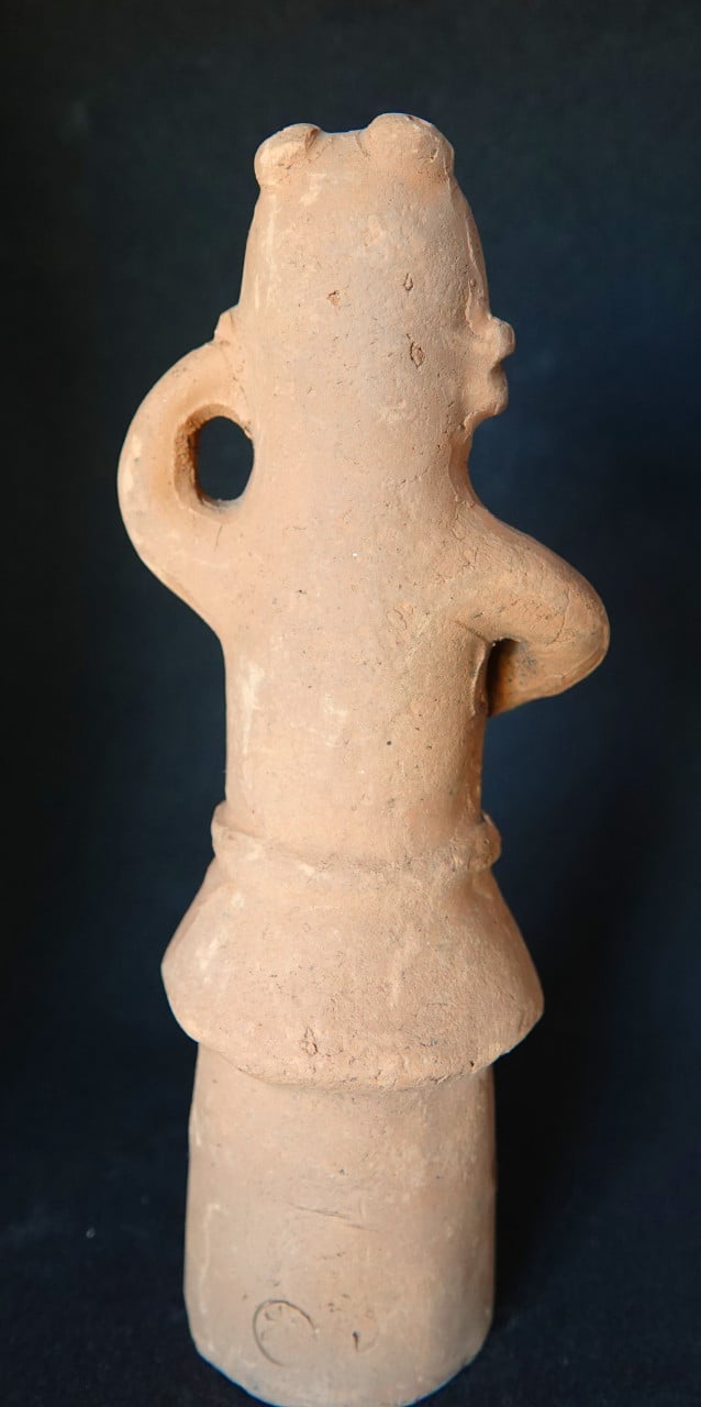 Decoratief terracotta Haniwa beeldje uit Japan met stempel