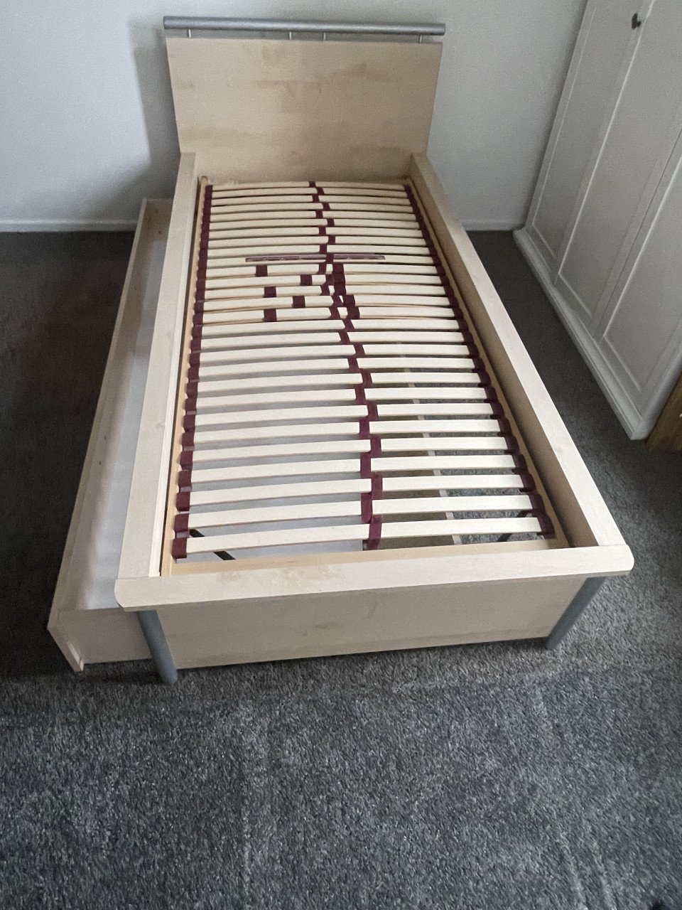 Éénpersoonsbed met grote lade op wieltjes