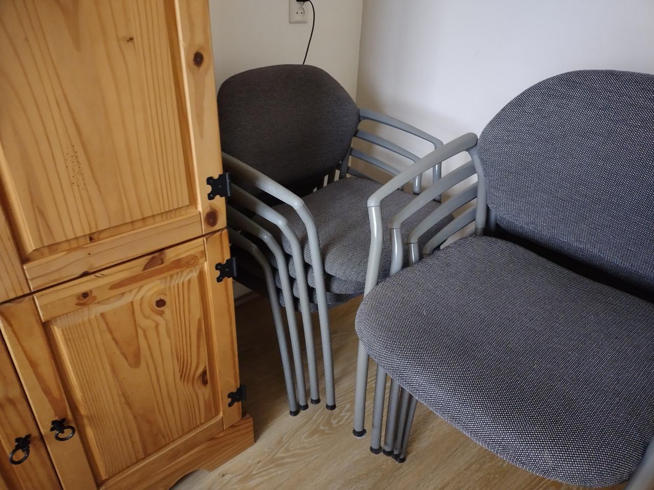 Grote vergadertafel met stoelen