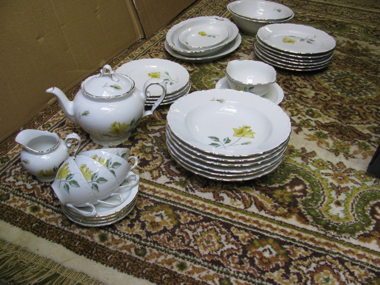Vintage servies KAHLA met gouden randje
