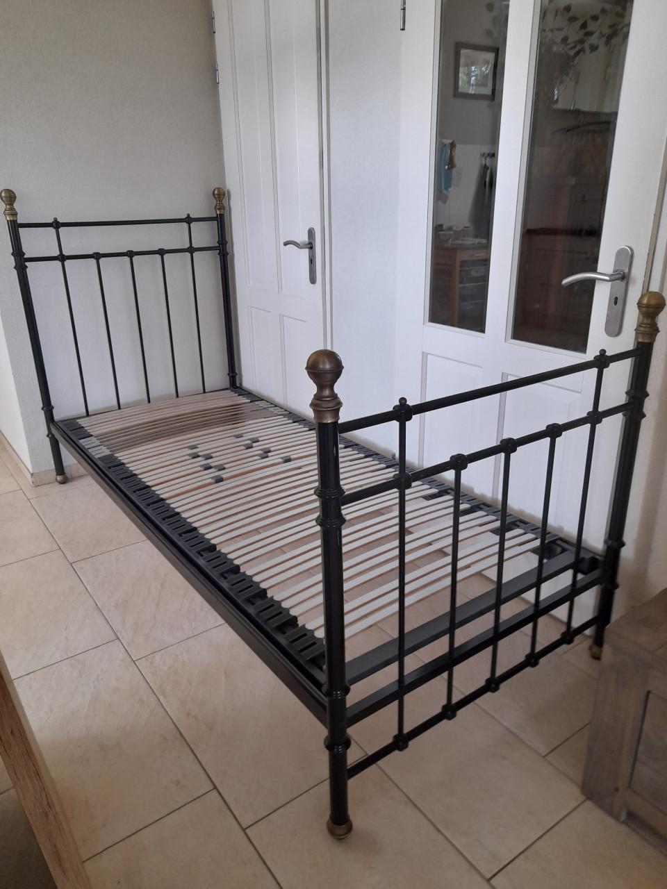 Stevig 1 Persoons bed 90 x 220 (in goede staat )