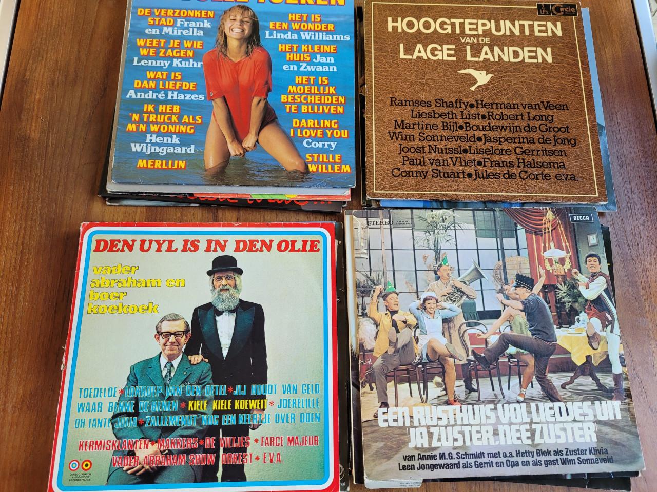 Stapel van 24 Nederlandstalige LP's