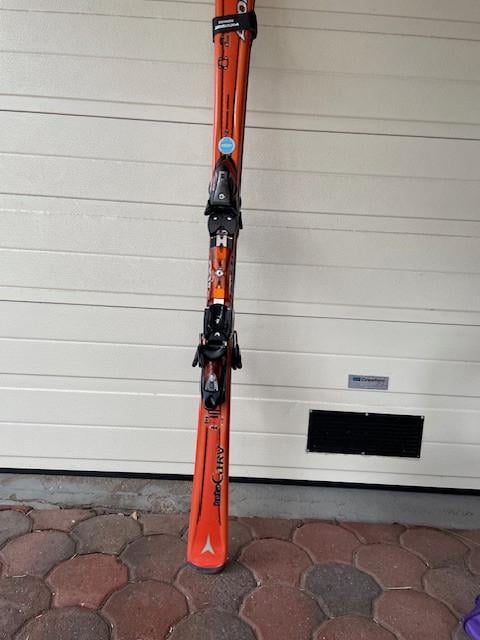 Carve Atomic skies met tas en schoenen