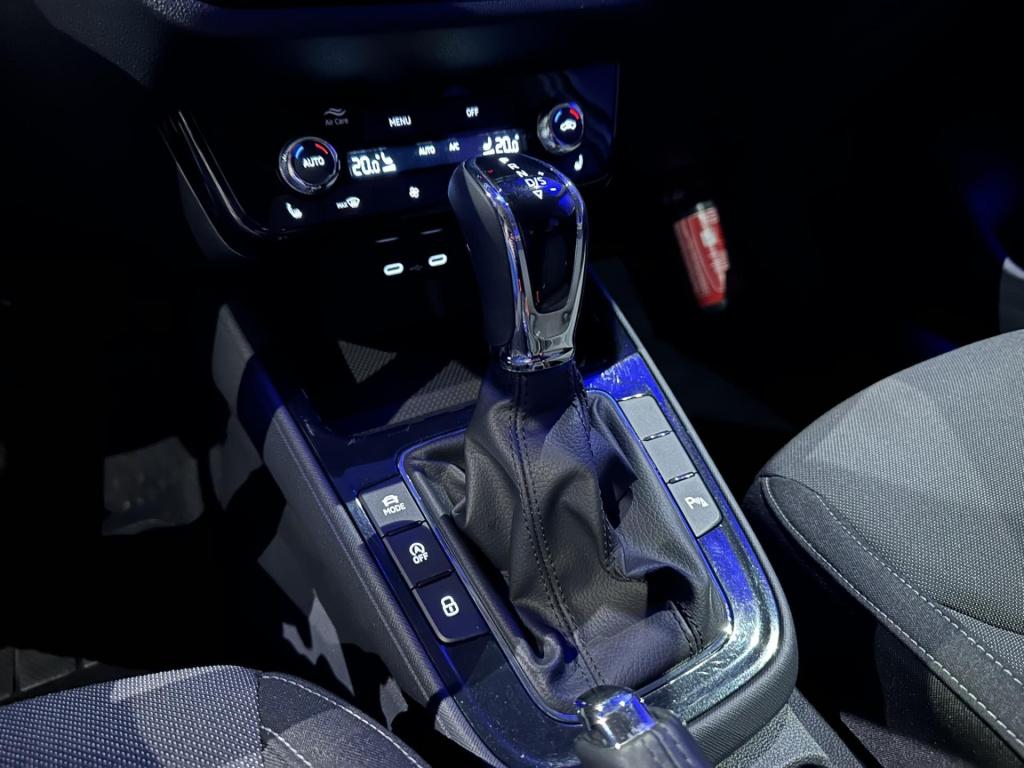 Skoda Fabia 1.0 tsi business edition *camera*pdc*winterpack*app*navi*