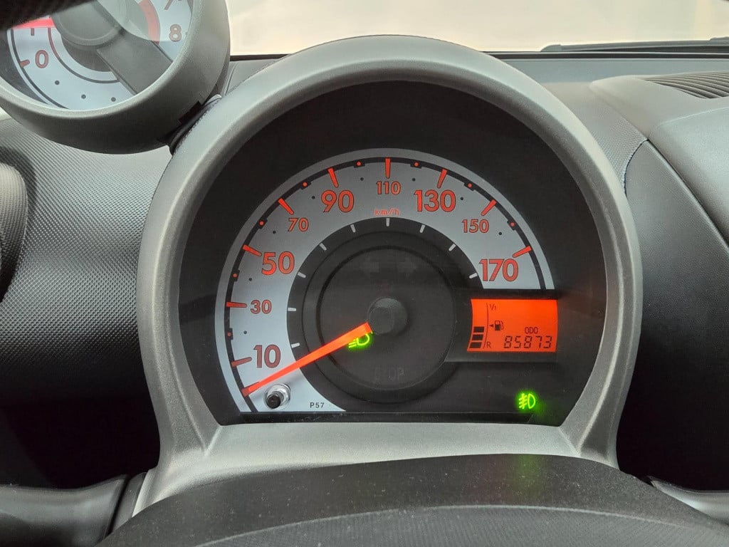 Peugeot 107 occasion 1.0 active leuke kleur met airco en sportvelgen | radi