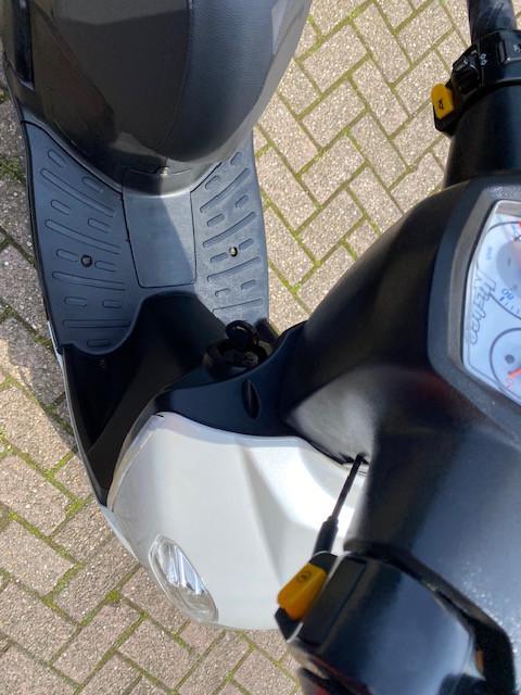 Peugeot kisbee brom mooiste kleur parelmoer wit met weinig km 899 euro