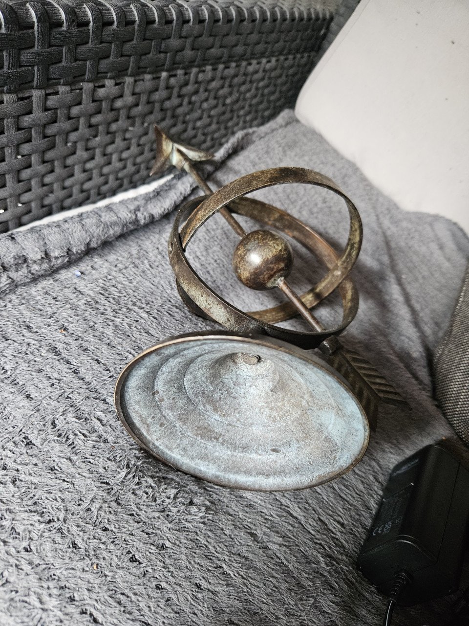 Mooie kleine antieke zonnewijzer van brons of ijzer voor binnen of buiten