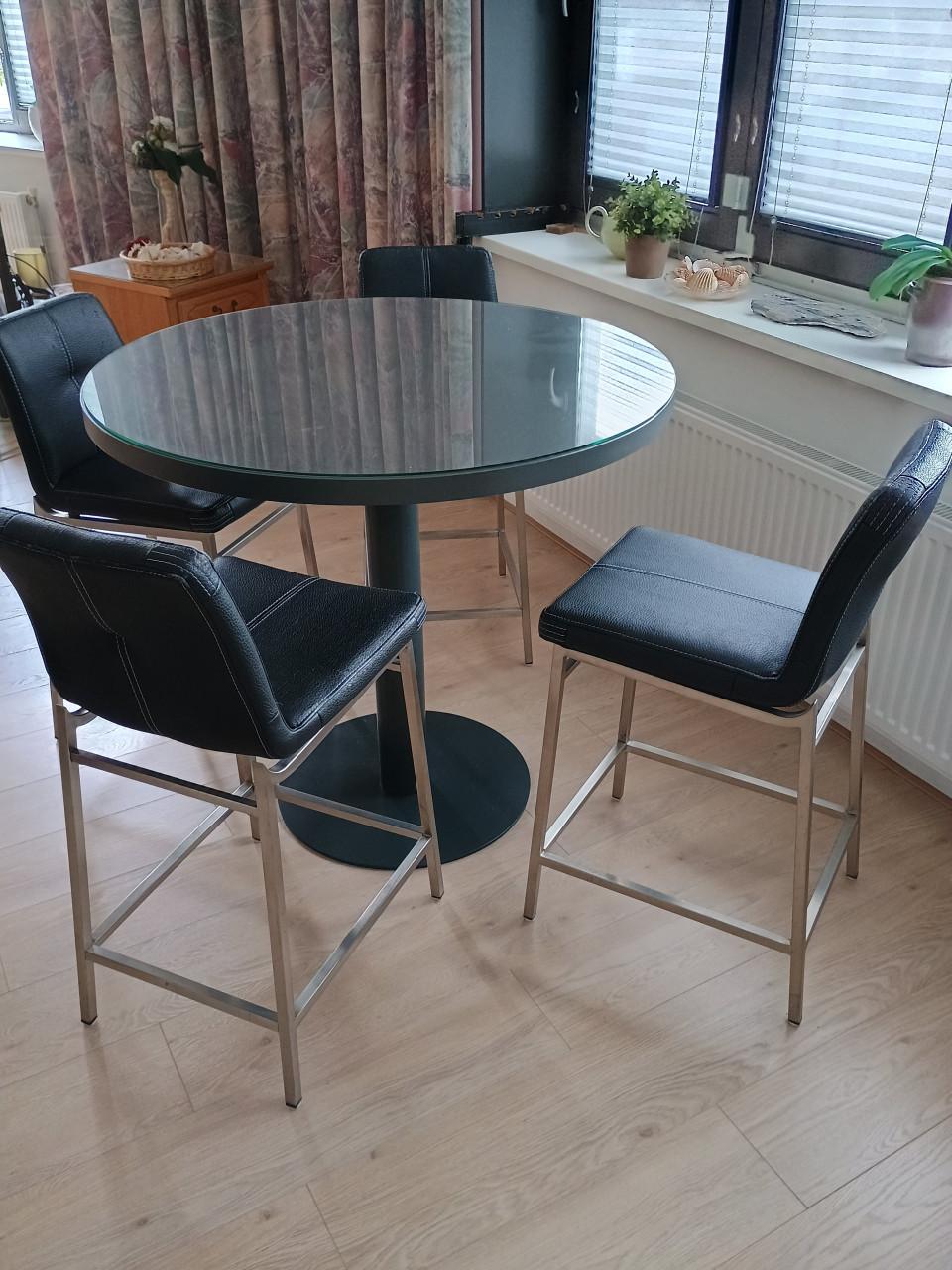 Tafel met 4 krukken