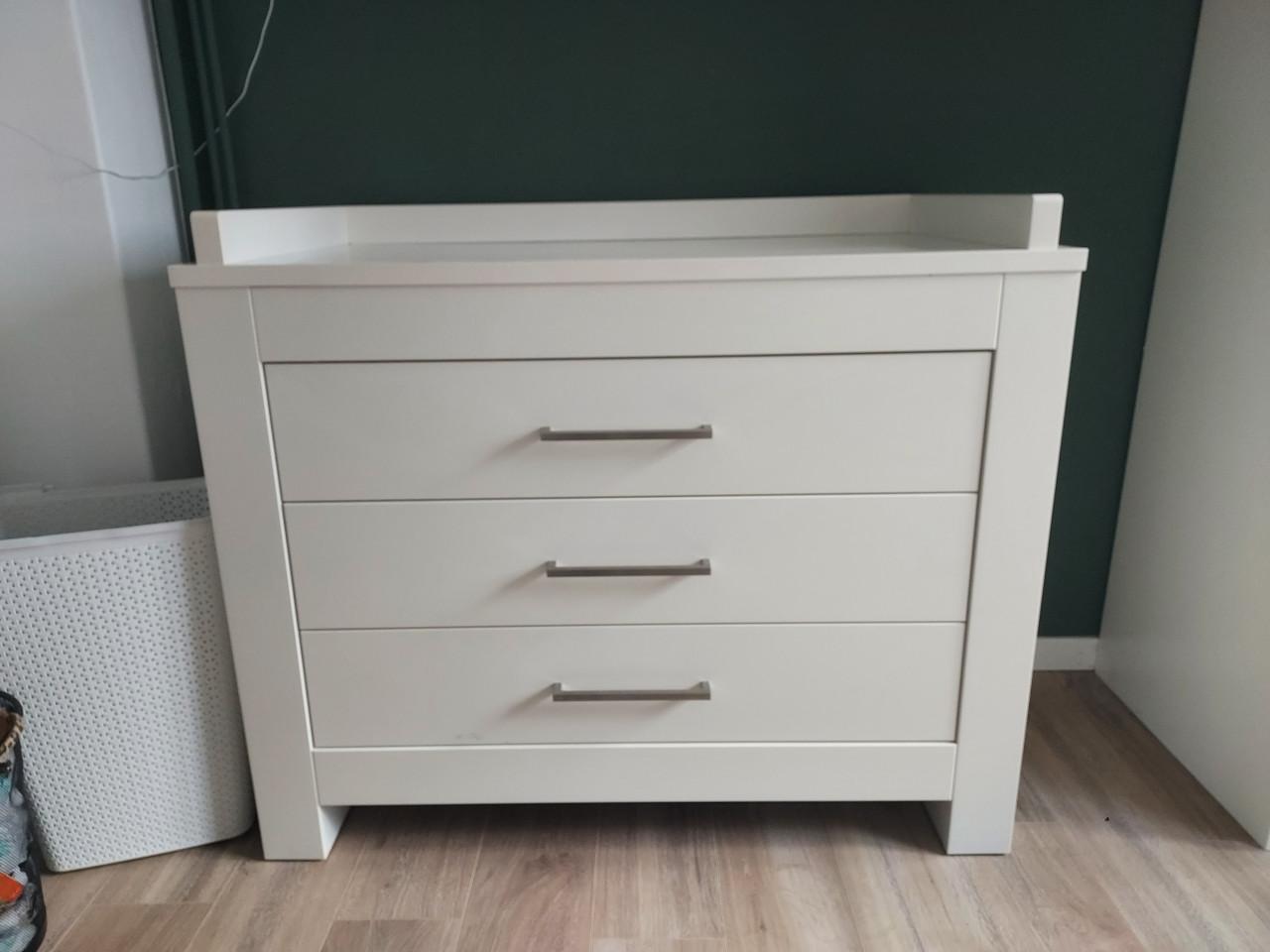 TE KOOP Babybed, commode en bijpassend muurplankje